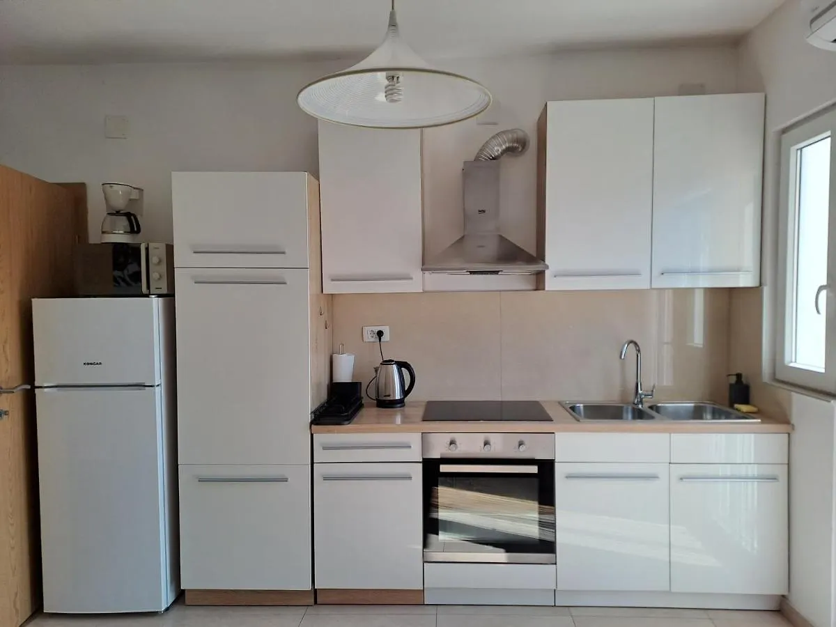 Yulia Apartman Пула 0*,
